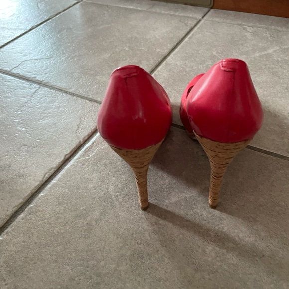 Women Heels - Picture 3 of 4